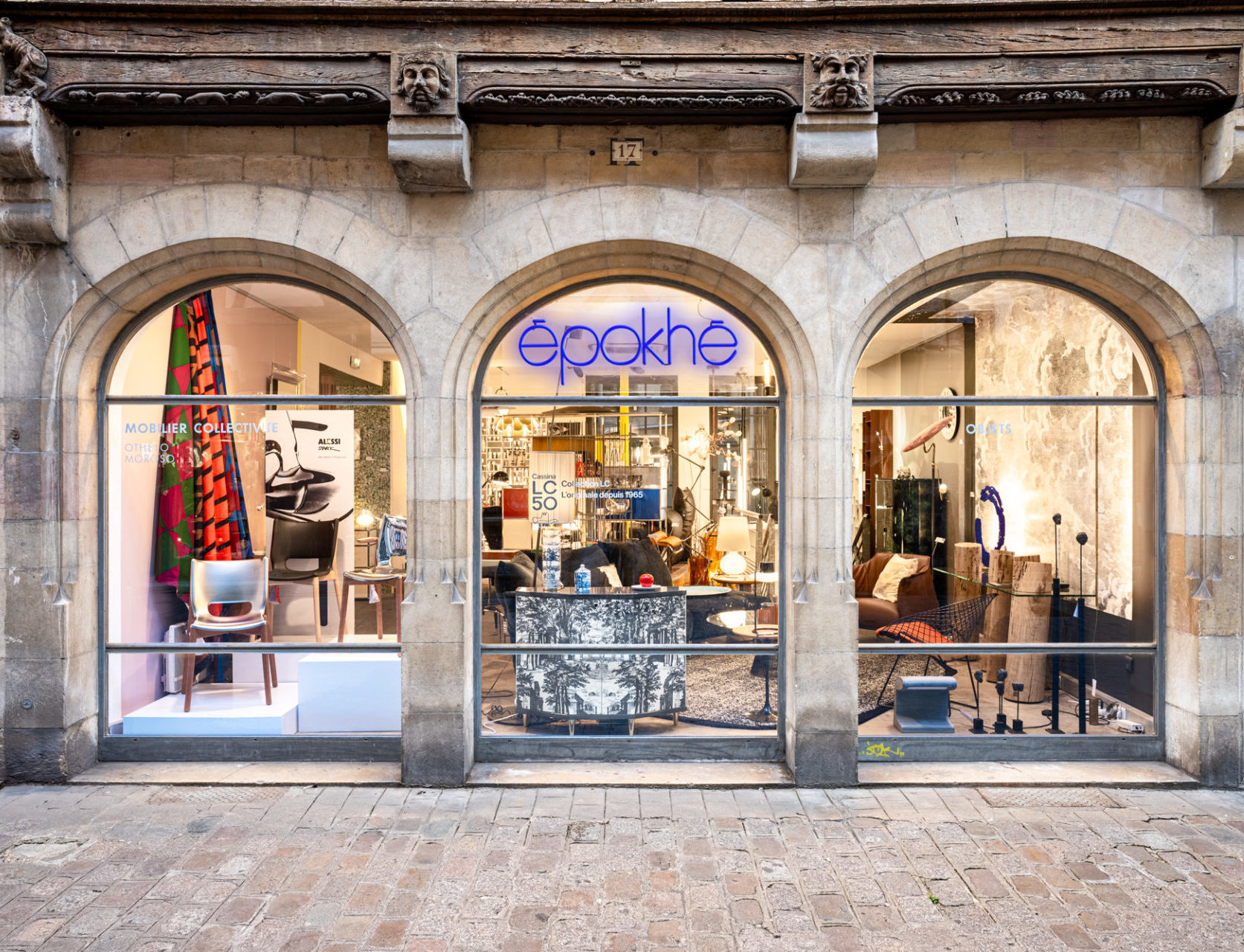 Vitrine du magasin Epokhe Dijon avec mobilier et luminaires design